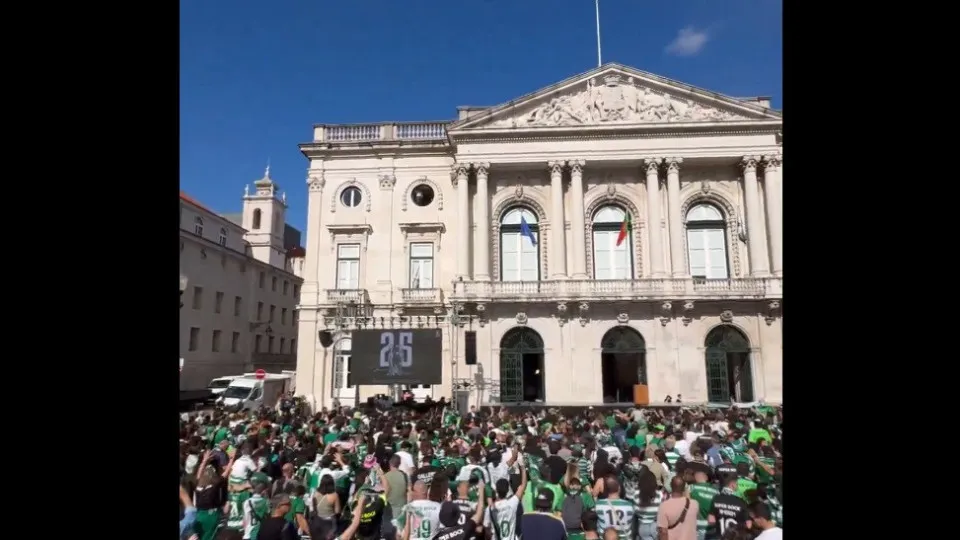 Milhares de adeptos do Sporting fazem a festa na Câmara de Lisboa