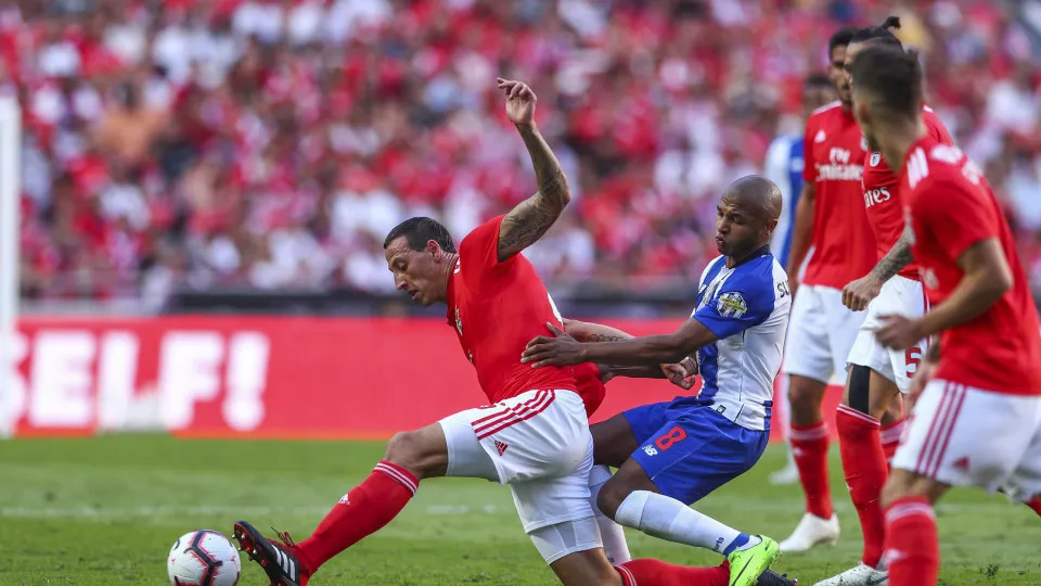 LISBON, PORTUGAL - OCTOBER 07: Yacine Brahimi of FC Porto (R) tackles Cristian Lema of SL Benfica (L) during the Liga NOS round 7 match between SL Benfica and FC Porto at Estadio da Luz on October 7, 2018 in Lisbon, Portugal. (Photo by Carlos Rodrigues/Ge