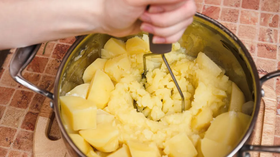 Chef revela 'segredo' inusitado para fazer um puré de batata perfeito