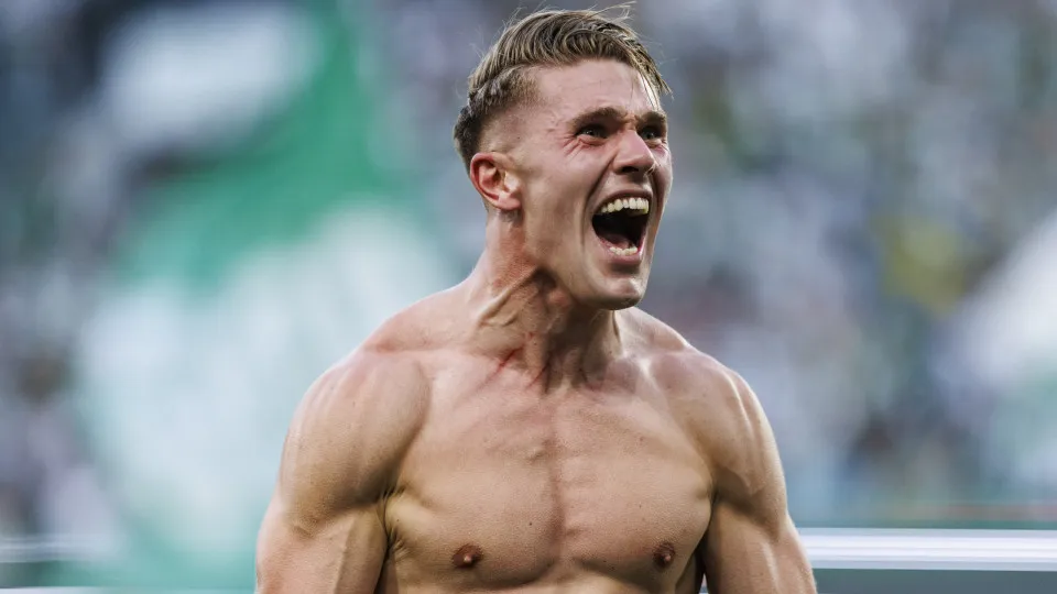 LISBON, PORTUGAL - MAY 17: Viktor Gyokeres of Sporting celebrates his team's victory following the Liga Portugal Betclic match between Sporting Clube de Portugal and Vitoria SC at Estádio José Alvalade on May 17, 2025 in Lisbon, Portugal. (Photo by Maciej