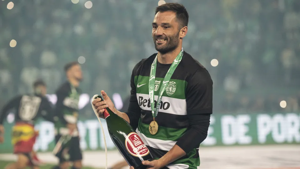 LISBON, PORTUGAL - MAY 18: Goalkeeper Antonio Adán of Sporting celebrates after winning the Portuguese Liga during the Liga Portugal Bwin match between Sporting CP and GD Chaves at Estadio Jose Alvalade on May 18, 2024 in Lisbon, Portugal. (Photo by Pedro