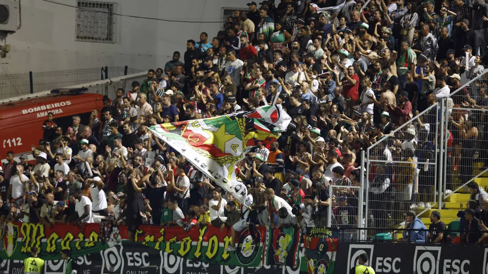 AMADORA, PORTUGAL - SEPTEMBER 15: Supporters of Estrela da Amadora during the Liga Portugal Bwin match between Estrela Amadora and FC Porto at Estadio Jose Gomes on September 15, 2023 in Amadora, Portugal. (Photo by Joao Rico/DeFodi Images via Getty Image
