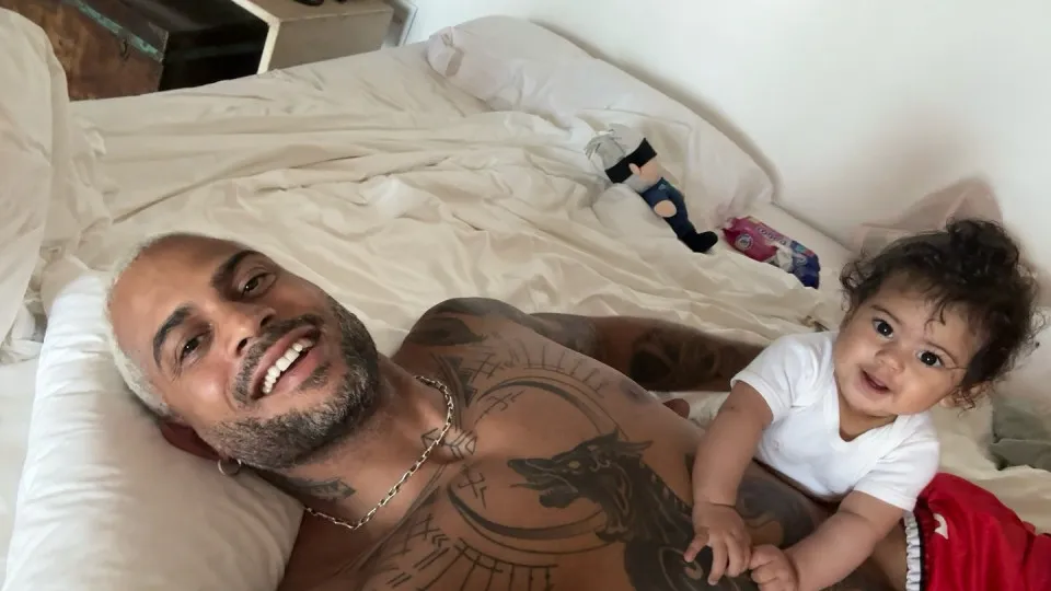 Guillaume Lalung mostra a filha e fãs reagem: "Mesmo parecida com o pai"