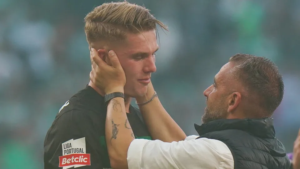 LISBON, PORTUGAL - MAY 17: Goal scorer Viktor Gyokeres of Sporting CP celebrate with Head Coach Rui Borges of Sporting CP after winning the Liga Portugal Betclic during the Champions Trophy Celebrations Liga Portugal Betclic at the end of the match betwee