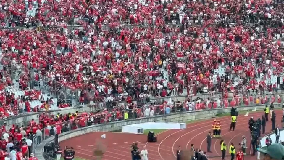 Golo de Trincão provocou esta debandada dos adeptos do Benfica