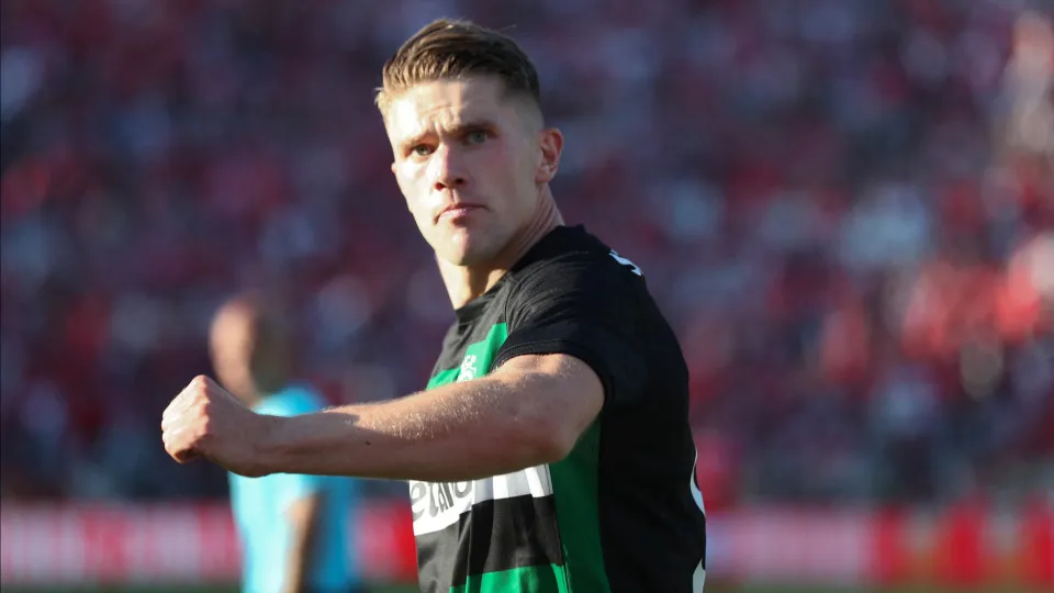 Sporting Lisbon's Swedish forward #09 Viktor Gyokeres reacts during the 'Taca de Portugal' (Portugal's Cup) final football match between SL Benfica and Sporting CP at Jamor stadium in Oeiras, on May 25, 2025. (Photo by CARLOS COSTA / AFP) (Photo by CARLOS