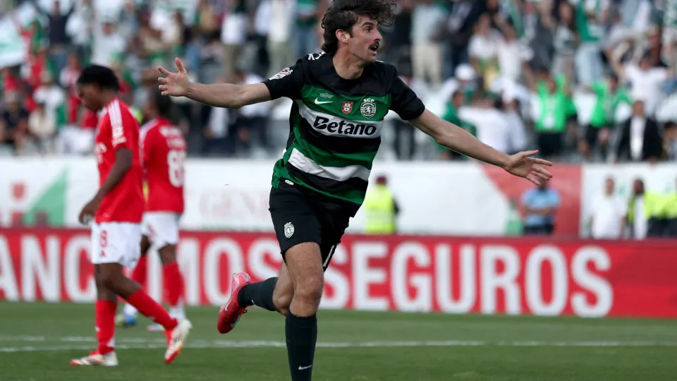 Sporting Lisbon's Portuguese forward #17 Francisco Trincao celebrates after scoring during the 'Taca de Portugal' (Portugal's Cup) final football match between SL Benfica and Sporting CP at Jamor stadium in Oeiras, on May 25, 2025. (Photo by CARLOS COSTA 