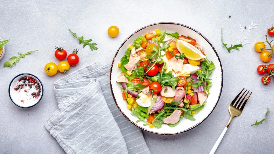 Salada de rúcula, pepino e atum. Almoço fácil, nutritivo e cheio de sabor