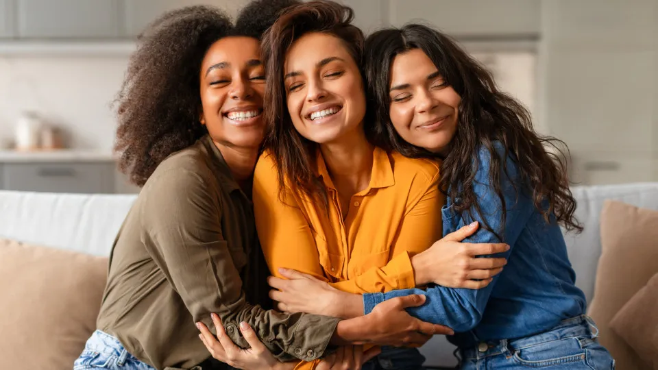 Abraço; amigas