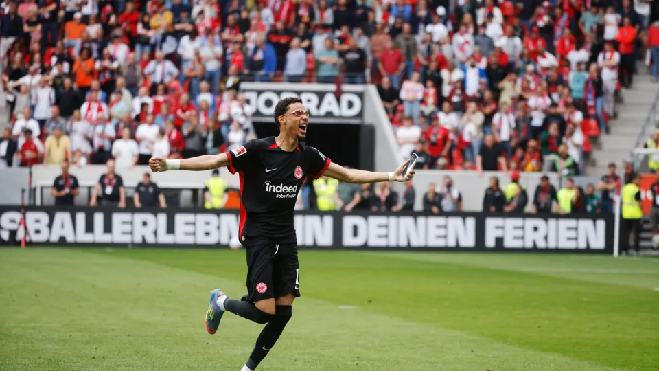 17 May 2025, Baden-Württemberg, Freiburg im Breisgau: Soccer: Bundesliga, SC Freiburg - Eintracht Frankfurt, Matchday 34, Europa-Park Stadium: Frankfurt's Hugo Ekitike celebrates after the final whistle. Photo: Philipp von Ditfurth/dpa - IMPORTANT NOTE: I