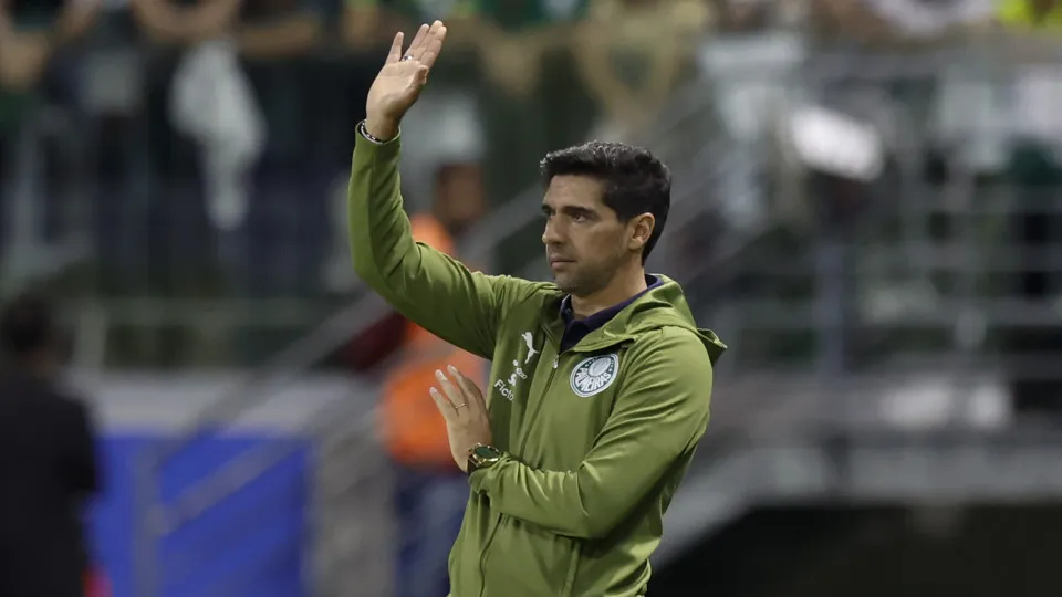 SAO PAULO, BRAZIL - MAY 28: Palmeiras head coach Abel Ferreira gestures during the Copa CONMEBOL Libertadores 2025 Group G match between Palmeiras and Sporting Cristal at Allianz Parque on May 28, 2025 in Sao Paulo, Brazil.  (Photo by Miguel Schincariol/G