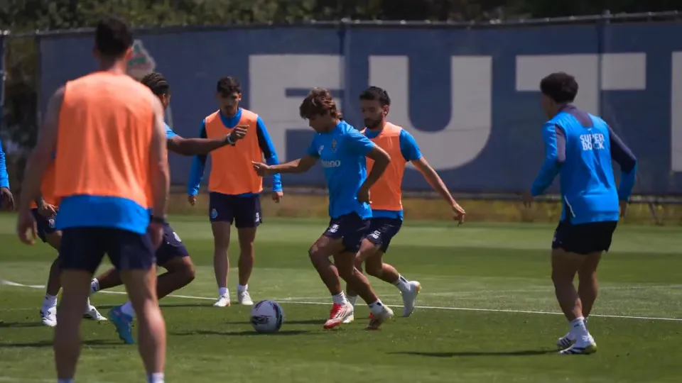 Anselmi puxa pelos jogadores do FC Porto debaixo de um intenso calor