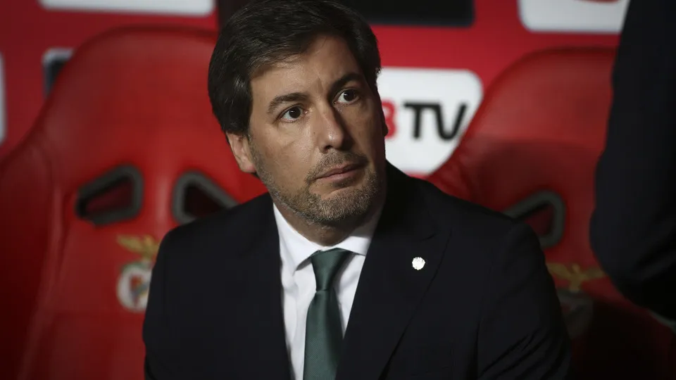 Sporting's chairman Bruno de Carvalho looks on during the Portuguese League  football match between SL Benfica and Sporting CP at Luz  Stadium in Lisbon on December 11, 2016.  (Photo by Carlos Costa/NurPhoto via Getty Images)
