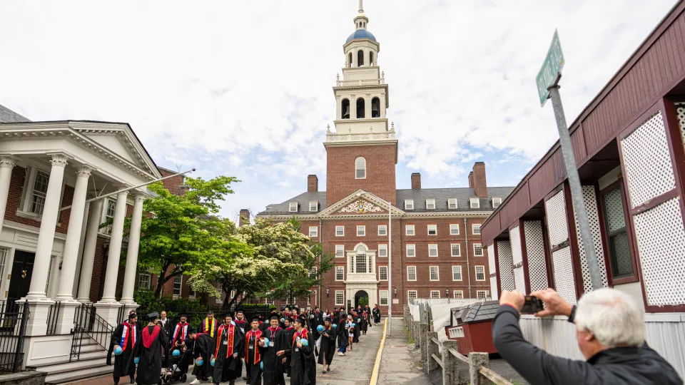 Trump restringe a entrada nos EUA a estrangeiros que procurem Harvard