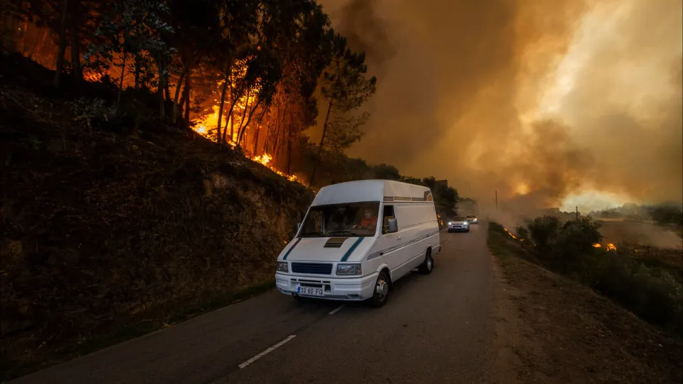 Incêndio Sever do Vouga 2024, caravana a circular entre as chamas.