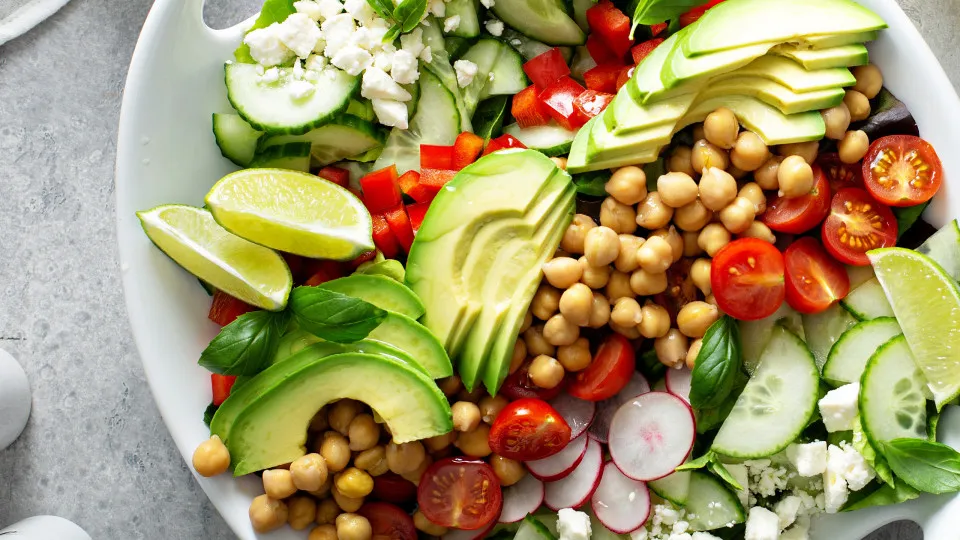 Mais uma salada para o almoço? Experimente esta de grão-de-bico e abacate