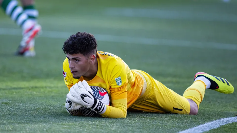 LISBON, PORTUGAL - MAY 26: Goalkeeper Diogo Pinto of Sporting defends the ball during Final da Taca de Portugal match between Sporting and FC Porto at Estadio Nacional do Jamor on May 26, 2024 in Lisbon, Portugal. (Photo by Pedro Loureiro/Eurasia Sport Im