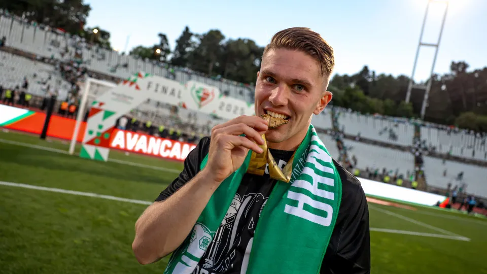Viktor Gyokeres, forward of Sporting CP, celebrates with the medal at the end of the 'Taca de Portugal' (Portugal's Cup) match between SL Benfica and Sporting CP at Estadio Nacional in Oeiras, Portugal, on May 25, 2025. (Photo by Valter Gouveia/NurPhoto v