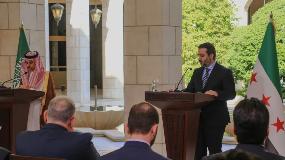 Presidente sírio, Ahmad al-Sharaa, ministro dos Negócios Estrangeiros da Arábia Saudita, Faisal bin Farhan, 