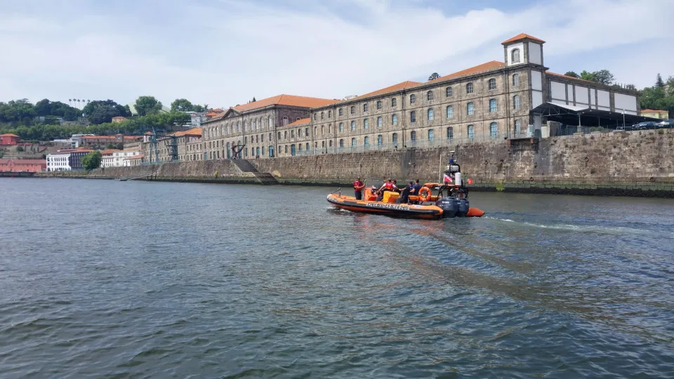 Buscas para encontrar jovem que se atirou ao rio Douro alargadas