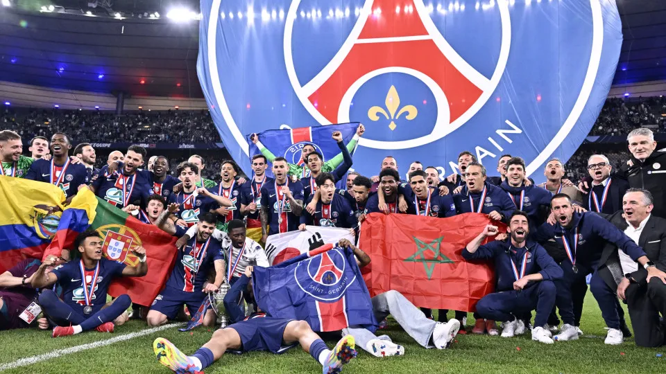 PARIS, FRANCE - MAY 24: Willian Pacho, Goncalo Ramos, Ousmane Dembele, Vitinha, Joao Neves, Marquinhos, Fabian Ruiz, Nuno Mendes, Lee Kang In, Achraf Hakimi of Paris Saint-Germain celebrate after winning the French Cup Final against Stade De Reims at Stad
