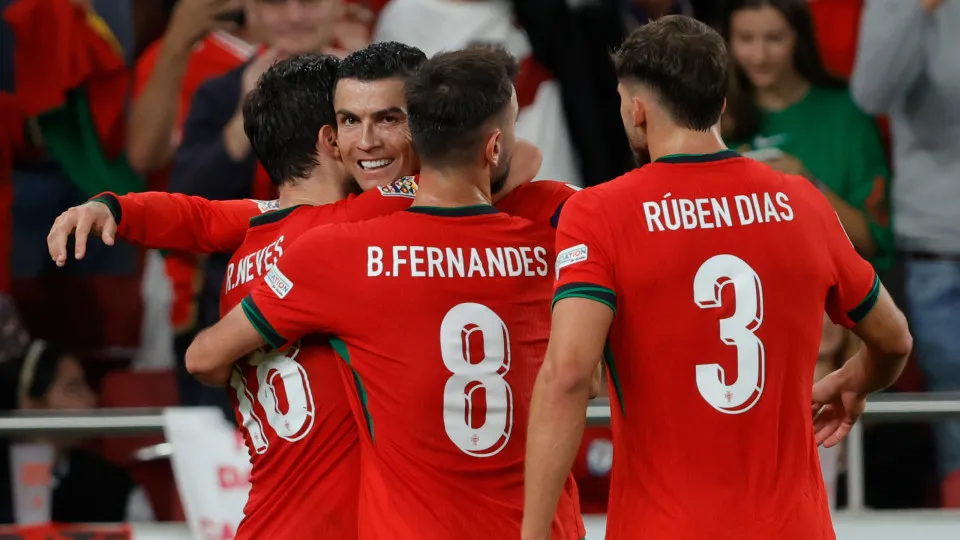 LISBON, PORTUGAL - SEPTEMBER 8: Cristiano Ronaldo of Portugal celebrates 2-1 with Ruben Neves of Portugal, Bruno Fernandes of Portugal, Ruben Dias of Portugal  during the  UEFA Nations league match between Portugal  v Scotland at the Estadio Da Luz on Sep