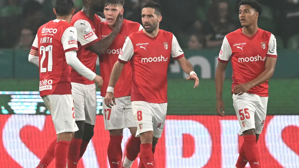 Braga's Portuguese forward #67 Afonso Cruz Patrao (C,L) celebrates with teammates scoring his team's first goal during the Portuguese League football match between Sporting CP and SC Braga at Jose Alvalade stadium in Lisbon on April 7, 2025. (Photo by PAT
