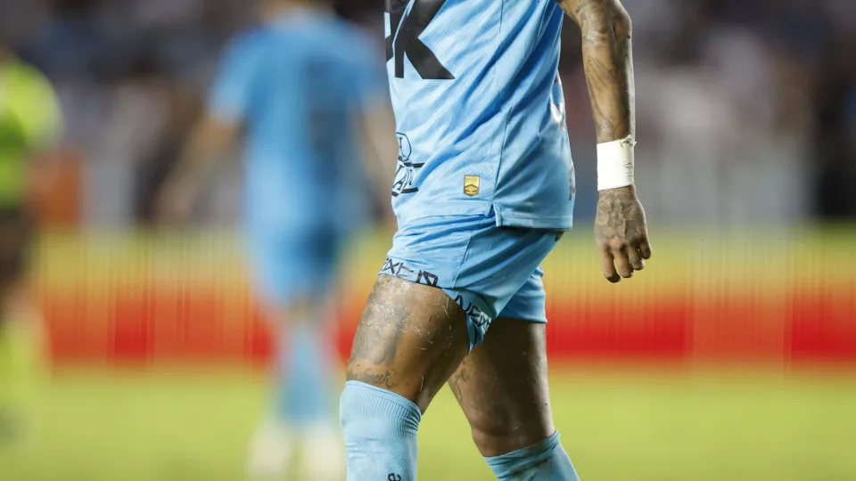 SANTOS, BRAZIL - JUNE 01: Neymar of Santos reacts after a red card during a match between Santos and Botafogo as part of Brasileirao 2025 at Urbano Caldeira Stadium (Vila Belmiro) on June 01, 2025 in Santos, Brazil. (Photo by Miguel Schincariol/Getty Imag