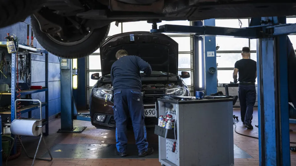 Mecânico numa oficina automóvel