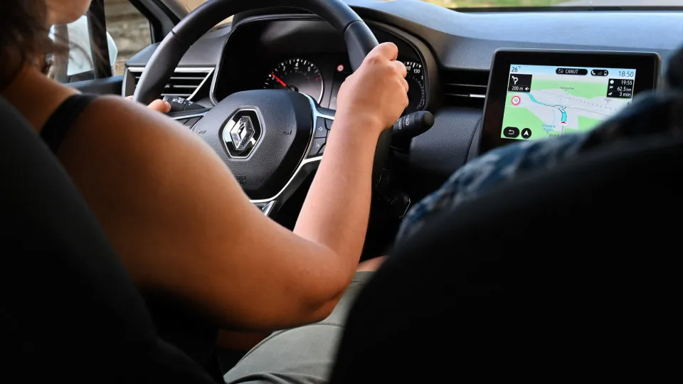 Adolescente apanhada a conduzir sem carta. Levou carro sem consentimento