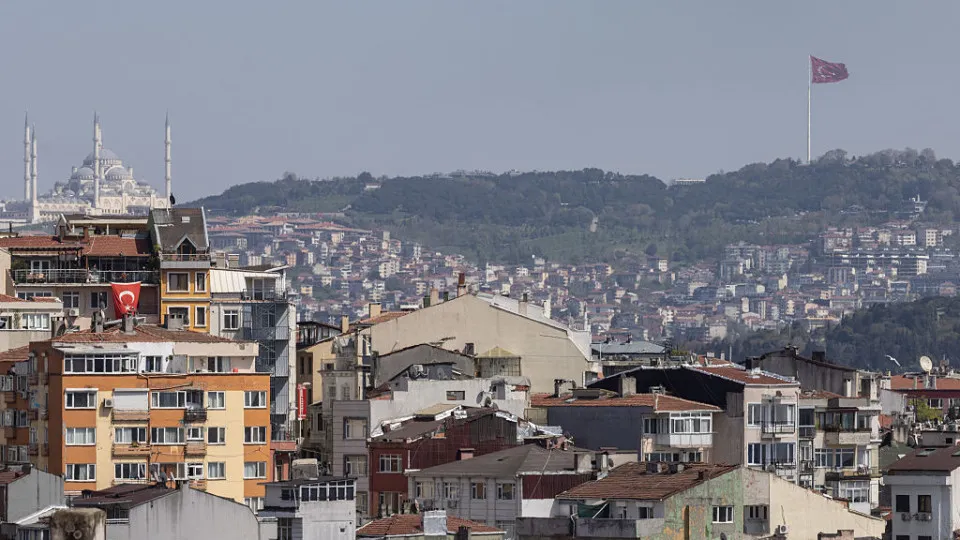 Sismo de 5,8 na Turquia. Menina de 14 anos morreu e há mais de 60 feridos