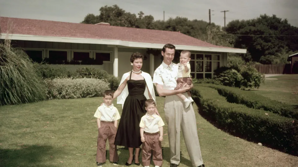 American television host and comedian Johnny Carson (1925 - 2005) with his first wife Jody Wolcott and their sons (left to right) Christopher, Richard (1952 - 1991)and Cory at their home in Encino, California, circa 1955. (Photo by Archive Photos/Getty Im