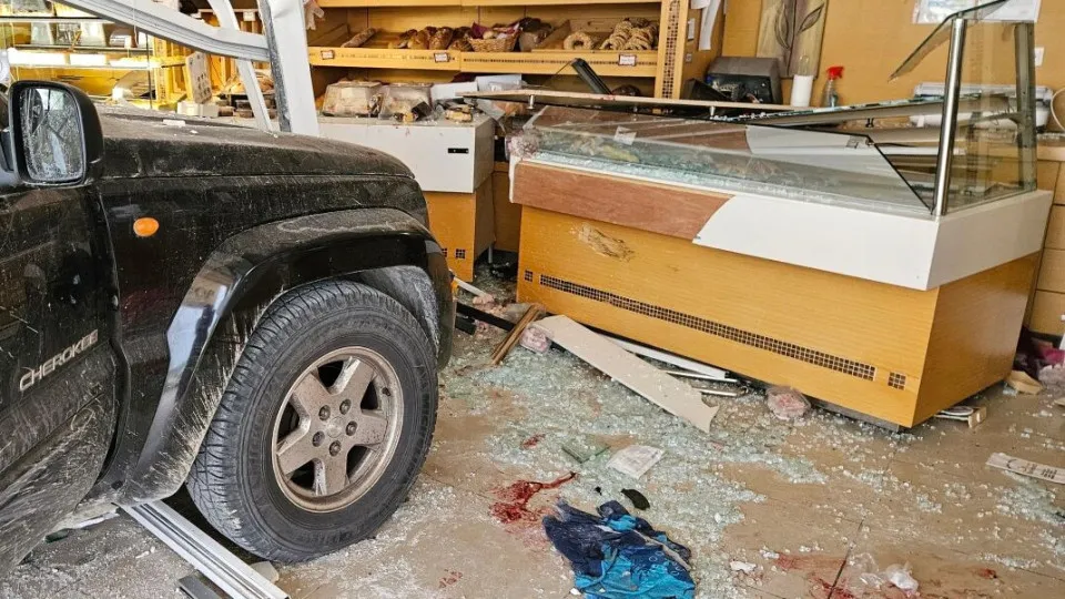 Carro embate em pastelaria e mata turista na Grécia