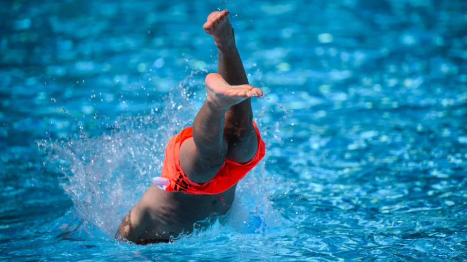 Criança em piscina