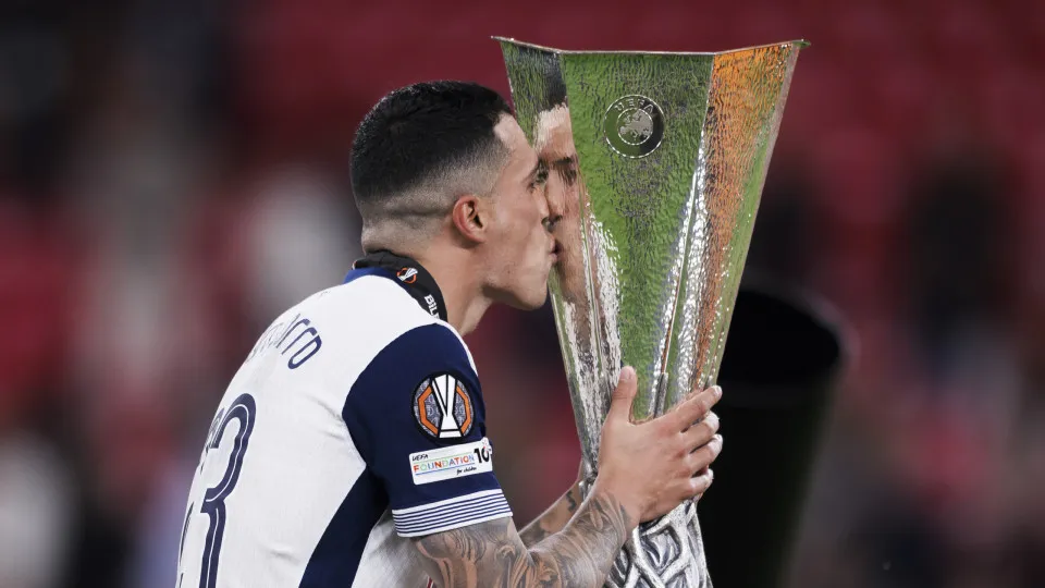 ESTADIO SAN MAMES, BILBAO, SPAIN - 2025/05/21: Pedro Porro of Tottenham Hotspur FC kisses the trophy during the award ceremony following the UEFA Europa League final football match between Tottenham Hotspur FC and Manchester United FC. Tottenham Hotspur F