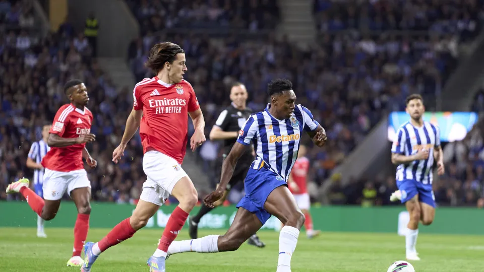 Samu Aghehowa of FC Porto is challenged by Alvaro Carreras of SL Benfica during the Liga Portugal Betclic match between FC Porto and SL Benfica at Estadio Do Dragao in Porto, Portugal, on April 6, 2025. (Photo by Jose Manuel Alvarez Rey/JAR Sport Images/N