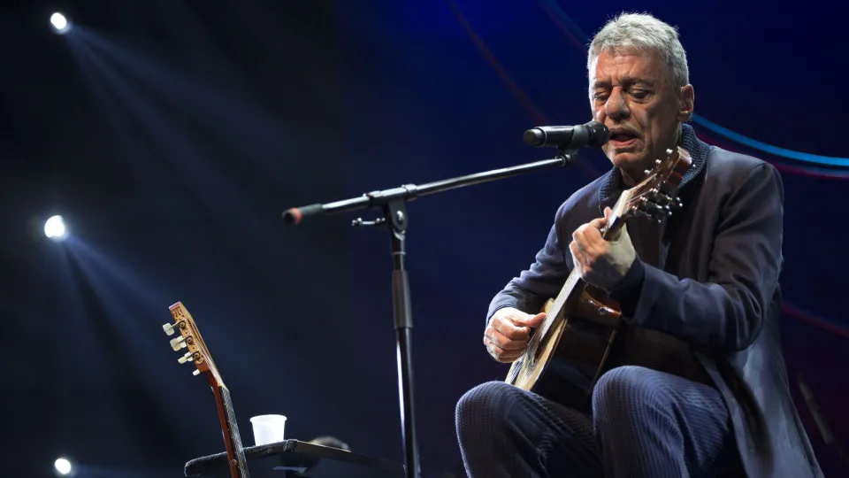 "Sem complicação". Chico Buarque operado ao crânio (deve ter alta em 48h)