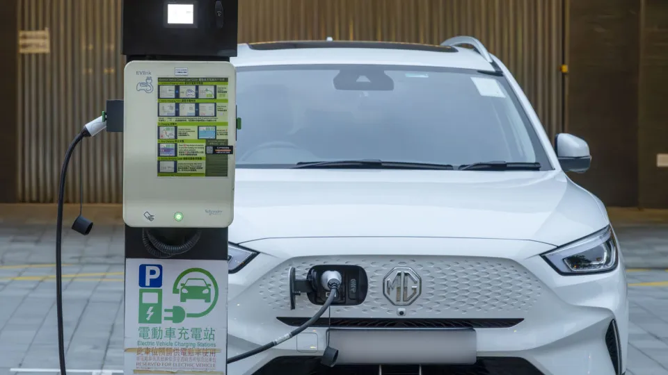 Carro elétrico a ser recarregado numa estação