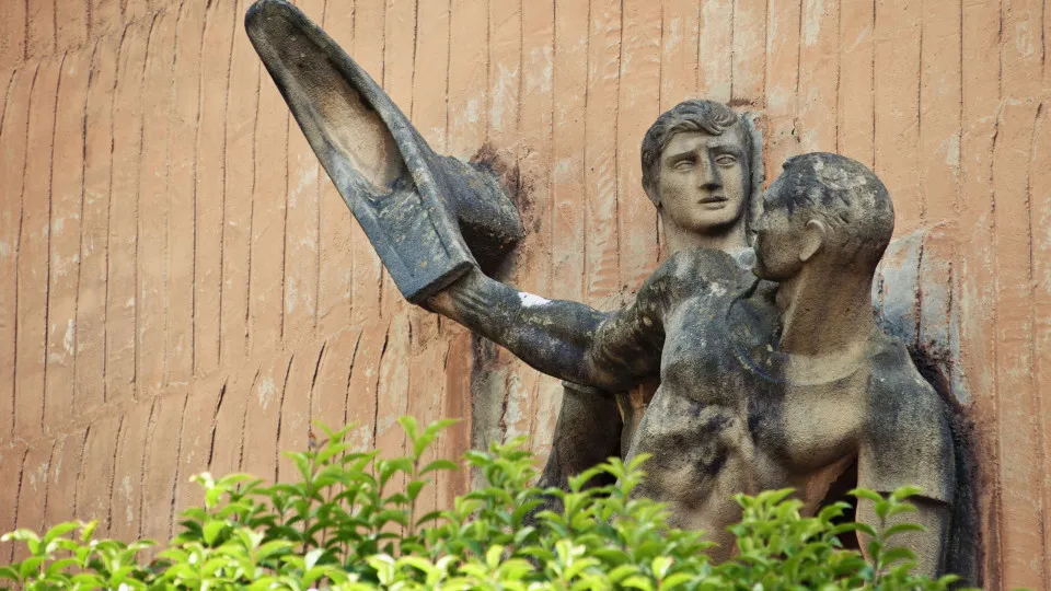 Sculpture Of Basque Pelota, Gernika-Lumo, Basque Country, Spain. (Photo by: Dosfotos/Design Pics Editorial/Universal Images Group via Getty Images)