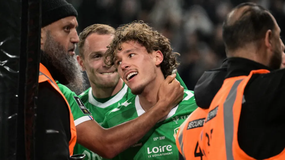Saint-Etienne's Belgian forward #32 Lucas Stassin (C) celebrates after scoring a goal during the French L1 football match between AS Saint-Etienne and Olympique Lyonnais (OL) at the Geoffroy-Guichard Stadium in Saint-Etienne, central France on April 20, 2