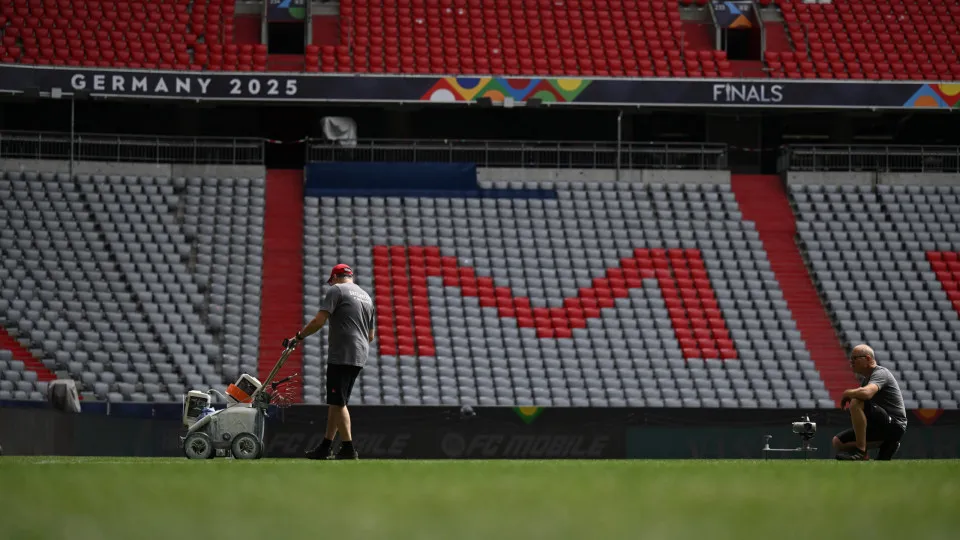 MUNICH,  - JUNE 04: Workers prepare the pitch ahead of the UEFA Nations League 2025 semifinal match between  and Portugal at Munich Football Arena on June 04, 2025 in Munich, . (Photo by Sebastian Widmann - UEFA/UEFA via Getty Images)