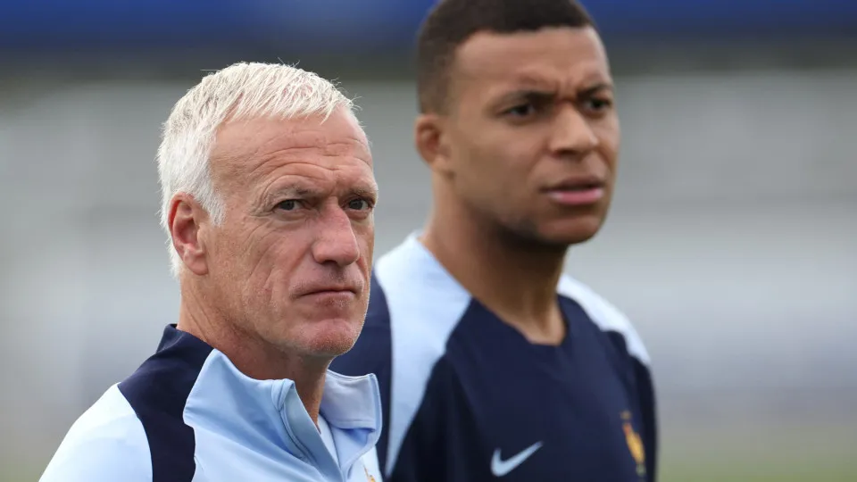 France national head coach Didier Dechamps (L) looks over as he arrives with France's forward Kylian Mbappe for a training session as part of the French national team's preparation for the upcoming UEFA Nations League semi-final football match against Spa