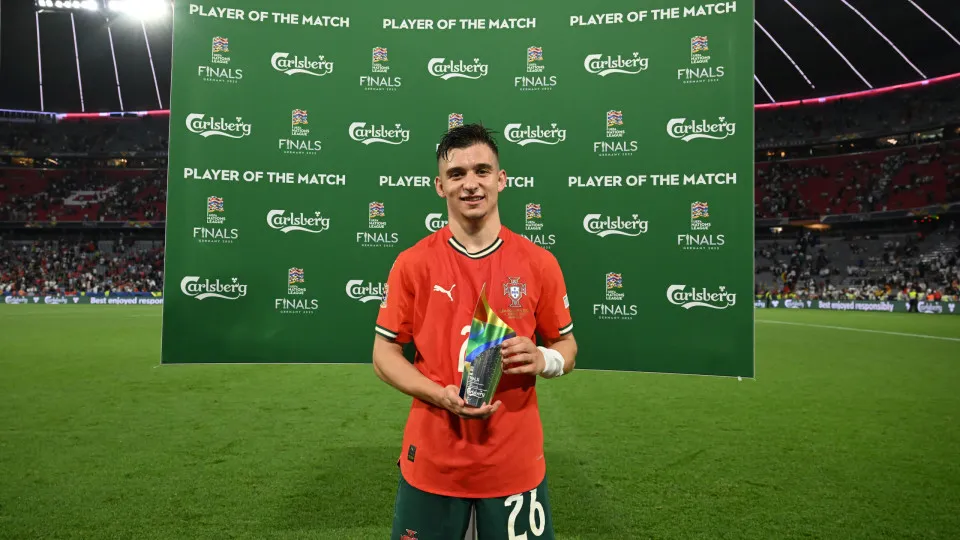 MUNICH, GERMANY - JUNE 04: Francisco Conceicao of Portugal poses for a photo with the Carlsberg Player Of The Match award after the UEFA Nations League 2025 semifinal match between Germany and Portugal at Munich Football Arena on June 04, 2025 in Munich, 