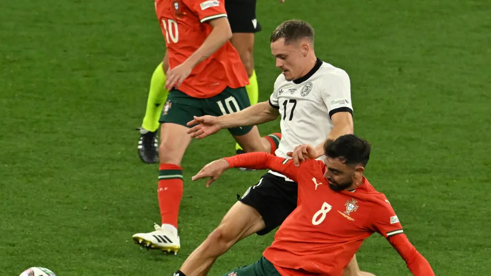04 June 2025, Bavaria, Munich: Soccer: Nations League A, Germany - Portugal, play-off round, semi-final, Fußballarena München, Florian Wirtz of Germany (M) fights for the ball against Bruno Fernandes of Portugal (r) and Bernardo Silva of Portugal. #Refere