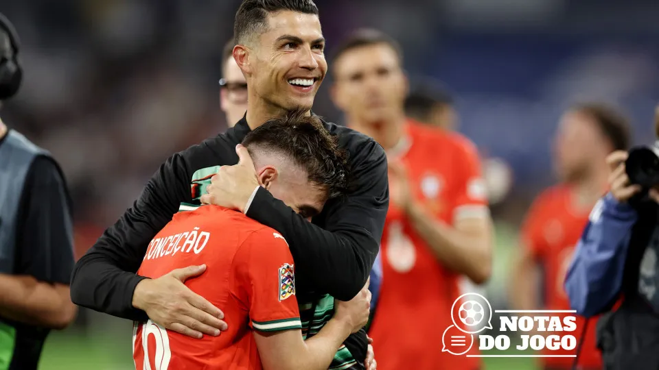 Cristiano Ronaldo abraça o herói da noite