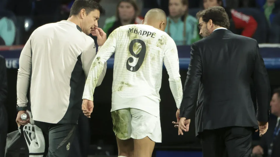 MADRID, SPAIN - APRIL 16: Injured, Kylian Mbappe of Real Madrid has to leave the pitch during the UEFA Champions League 2024/25 Quarter Final Second Leg match between Real Madrid C.F. and Arsenal FC at Estadio Santiago Bernabeu stadium on April 16, 2025 i