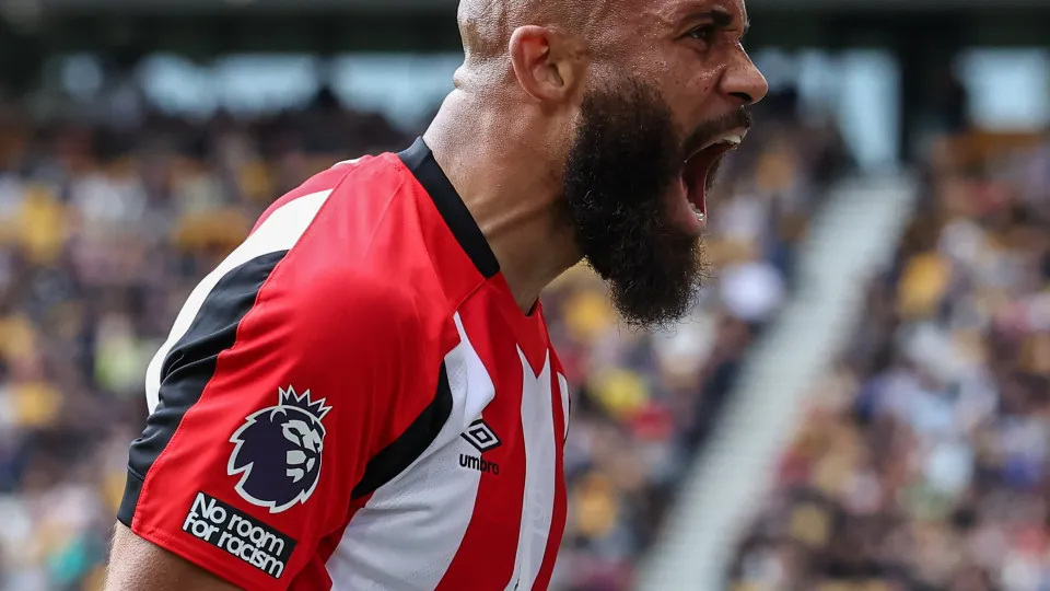 WOLVERHAMPTON, ENGLAND - MAY 25: Brentford's Bryan Mbeumo celebrates scoring the opening goal  during the Premier League match between Wolverhampton Wanderers FC and Brentford FC at Molineux on May 25, 2025 in Wolverhampton, England. (Photo by Lee Parker 