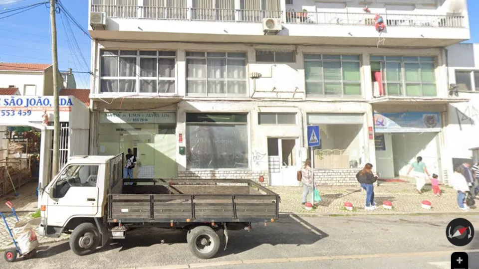 PSP faz operação em armazém de Loures transformado em habitação ilegal