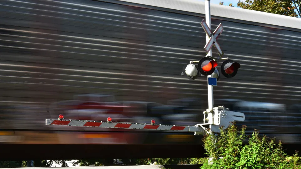 Passagem de nível ; Ferrovia ; Comboios