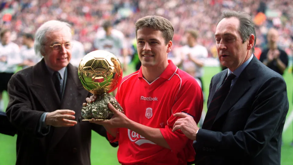 Liverpool's Michael Owen receives the European Player of the Year Award with his manager Gerard Houllier (r)  (Photo by Mike Egerton/EMPICS via Getty Images)